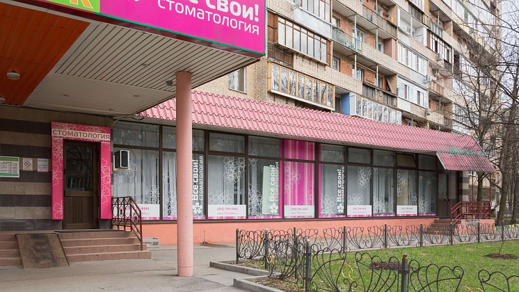 Все Свои на 9-й Парковой улице, 8А